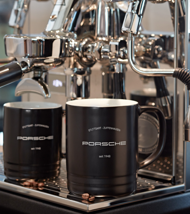 Porsche krūze melna
