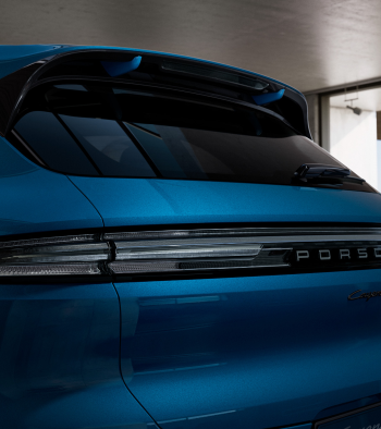 Aptumšoti LED aizmugurējie lukturi un gaismas josla ar integrētu “PORSCHE” logotipu sudraba krāsā Cayenne E3 II