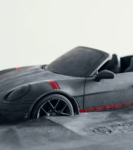 Porsche 911 GT3 S/C – Betona skulptūra ar sarkaniem akcentiem